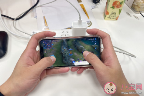 手机边玩边充电会损害电池吗 手机边玩边冲真的好么