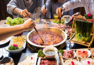 为什么天一冷就想吃火锅 年轻人聚餐为什么都爱吃火锅