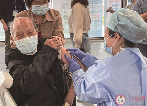 为什么老年人也要打新冠疫苗 打完疫苗后一定要留观半小时吗