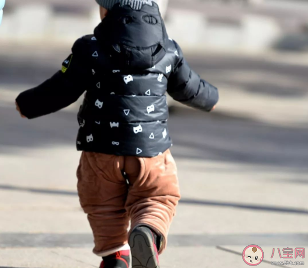 为什么现在给孩子穿开裆裤渐渐少了 给孩子穿开裆裤有什么坏处 为什么现在给孩子穿开裆裤渐渐少了 给孩子穿开裆裤有什么坏处