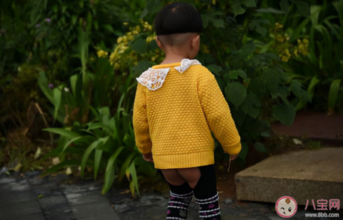 为什么现在给孩子穿开裆裤渐渐少了 给孩子穿开裆裤有什么坏处 为什么现在给孩子穿开裆裤渐渐少了 给孩子穿开裆裤有什么坏处