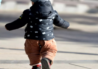 为什么现在给孩子穿开裆裤渐渐少了 给孩子穿开裆裤有什么坏处