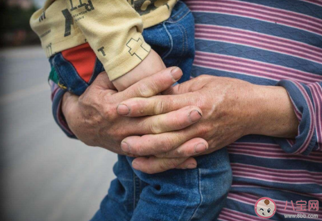 为什么被拐孩子会选择养父母 如何看待被拐孩子的态度