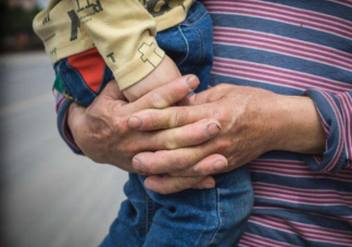 为什么被拐孩子会选择养父母 如何看待被拐孩子的态度