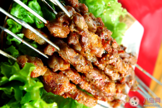 市场上的假羊肉串是用什么冒充的 怎么分辨是不是假羊肉串 市场上的假羊肉串是用什么冒充的 怎么分辨是不是假羊肉串