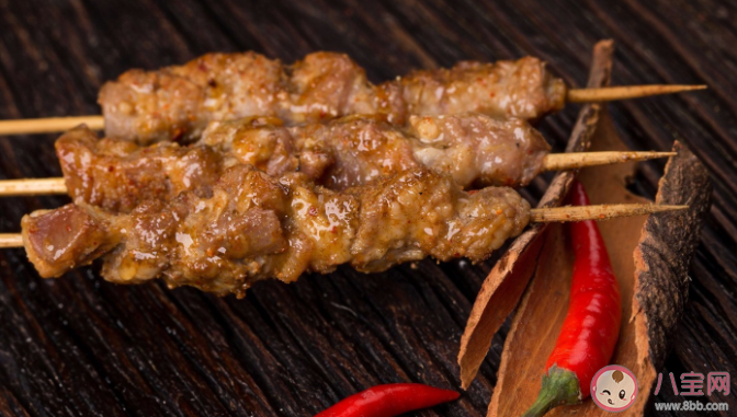 市场上的假羊肉串是用什么冒充的 怎么分辨是不是假羊肉串 市场上的假羊肉串是用什么冒充的 怎么分辨是不是假羊肉串