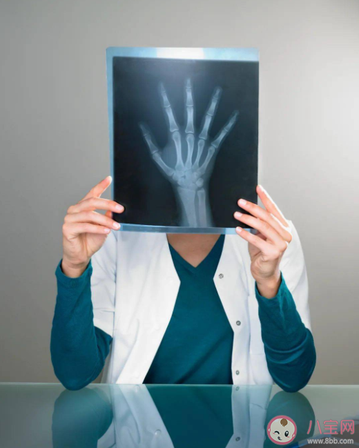 测骨龄为什么是左手手腕 骨龄检测中的辐射对孩子有害吗