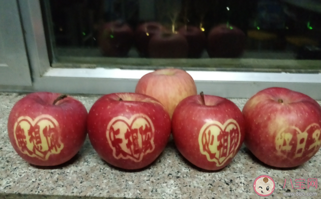 有哪些小众好听的平安夜文案 适合平安夜晚上发朋友圈的句子 有哪些小众好听的平安夜文案 适合平安夜晚上发朋友圈的句子