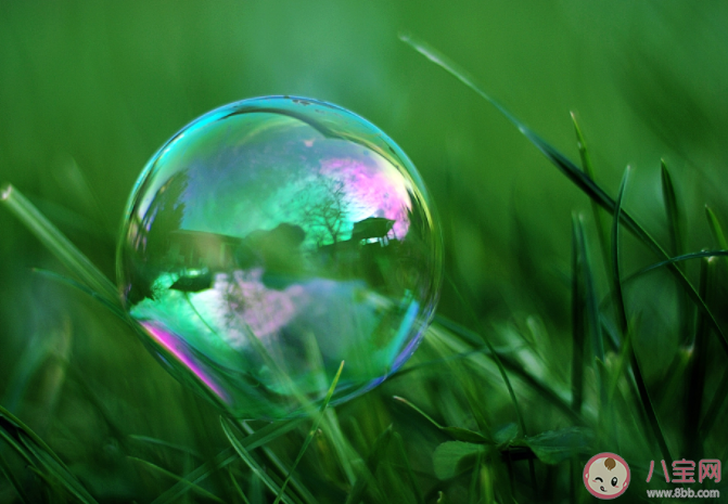 为什么阳光下吹泡泡的是五颜六色的 为什么肥皂水可以吹出泡泡