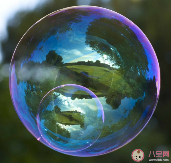为什么阳光下吹泡泡的是五颜六色的 为什么肥皂水可以吹出泡泡