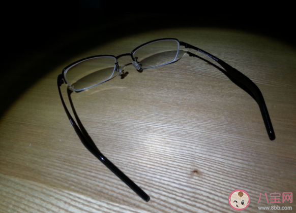 眼镜的正和歪如何界定 眼镜歪了怎么办 眼镜的正和歪如何界定 眼镜歪了怎么办