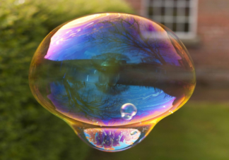 为什么阳光下吹泡泡的是五颜六色的 为什么肥皂水可以吹出泡泡