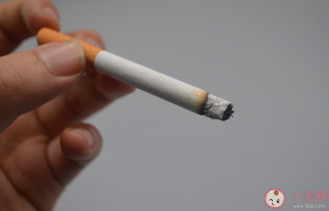 身上有烟味抱孩子有影响吗 三手烟是怎么入侵孩子的身体