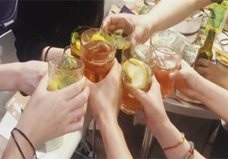 和老同学聚餐的朋友圈说说 和老同学吃饭的心情句子