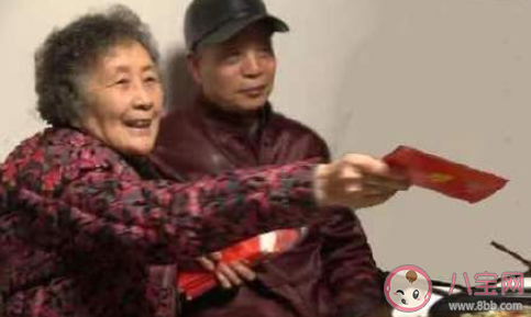 过年老人给的红包该不该收 要不要收长辈的红包 过年老人给的红包该不该收 要不要收长辈的红包
