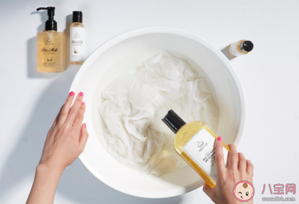 柔顺剂真的可以去除静电吗 柔顺剂是怎么让衣服变蓬松抗静电的 柔顺剂真的可以去除静电吗 柔顺剂是怎么让衣服变蓬松抗静电的