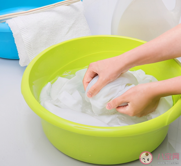 柔顺剂真的可以去除静电吗 柔顺剂是怎么让衣服变蓬松抗静电的 柔顺剂真的可以去除静电吗 柔顺剂是怎么让衣服变蓬松抗静电的