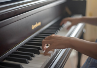 弹钢琴看谱还是看手 什么时候看谱什么时候看琴键