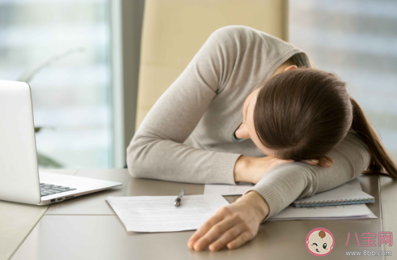 睡前身体突然抽动是怎么回事 睡觉身体抽搐原因是什么 睡前身体突然抽动是怎么回事 睡觉身体抽搐原因是什么