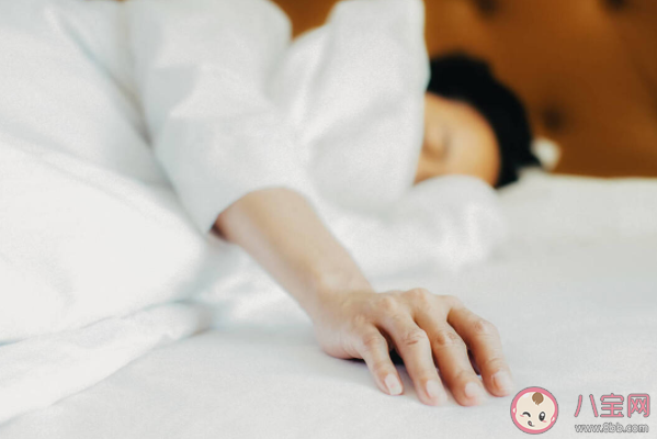 睡前身体突然抽动是怎么回事 睡觉身体抽搐原因是什么 睡前身体突然抽动是怎么回事 睡觉身体抽搐原因是什么