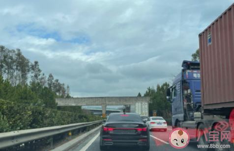 开车回家过年的朋友圈说说 开车回家过年路上的句子