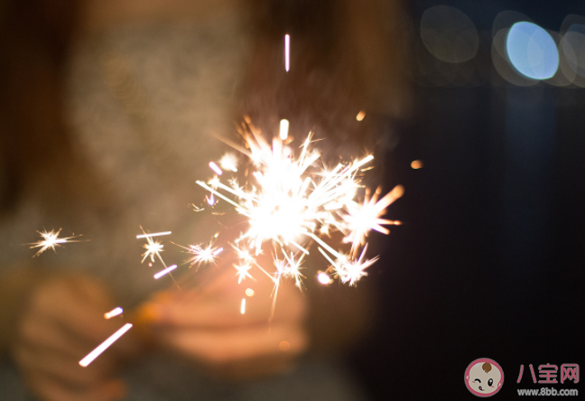 烟花舞挑战有什么隐患危险 冷烟花的温度有多高 烟花舞挑战有什么隐患危险 冷烟花的温度有多高