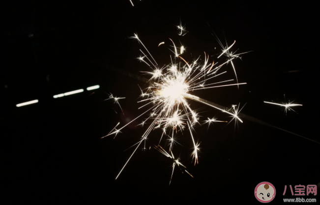 烟花舞挑战有什么隐患危险 冷烟花的温度有多高 烟花舞挑战有什么隐患危险 冷烟花的温度有多高