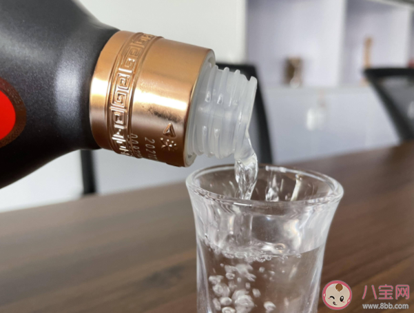 白酒和啤酒混着喝有什么危害 酒混着喝真的更容易醉吗 白酒和啤酒混着喝有什么危害 酒混着喝真的更容易醉吗