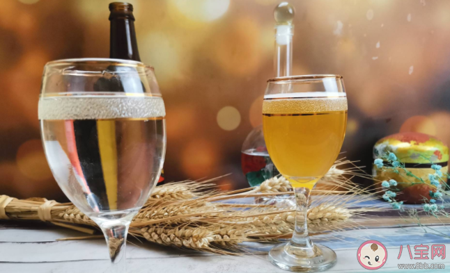 白酒和啤酒混着喝有什么危害 酒混着喝真的更容易醉吗 白酒和啤酒混着喝有什么危害 酒混着喝真的更容易醉吗