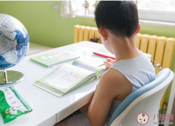 孩子趴着桌子午睡会影响颈椎发育吗 趴桌午睡有多伤