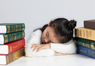 孩子趴着桌子午睡会影响颈椎发育吗 趴桌午睡有多伤