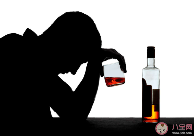 长期过量饮酒会让人变傻吗 一次性大量饮酒有什么危害 长期过量饮酒会让人变傻吗 一次性大量饮酒有什么危害