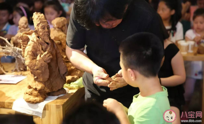 为什么小孩子喜欢挖土和玩泥巴 玩泥土对孩子有什么好处