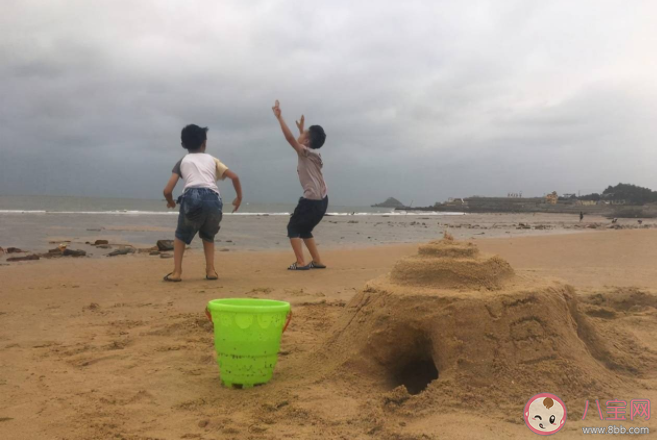 为什么小孩子喜欢挖土和玩泥巴 玩泥土对孩子有什么好处