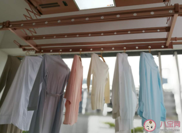 回南天出太阳适合晒衣服吗 晾在阳台的衣服不干怎么办 回南天出太阳适合晒衣服吗 晾在阳台的衣服不干怎么办