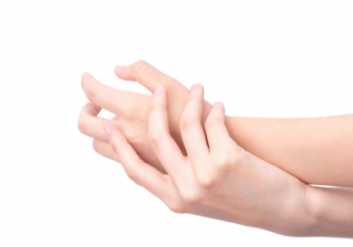 不由自主手抖是怎么回事 手抖什么情况要及时去医院