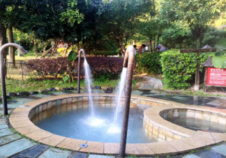 小孩子泡温泉的时候穿什么 带孩子泡温泉这些事项要注意