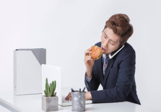 边看手机边吃饭容易伤胃 边看手机边吃饭带来的危害有哪些