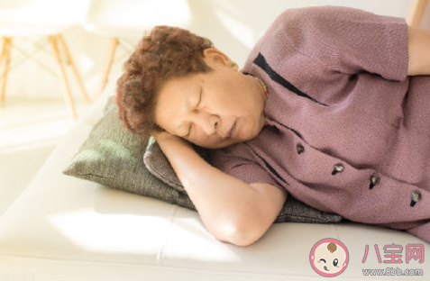 为何越老越难睡好觉 老人该如何保证睡眠良好 为何越老越难睡好觉 老人该如何保证睡眠良好