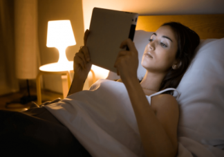 睡前玩手机8分钟兴奋超1小时 睡前忍不住玩手机怎么降低伤害