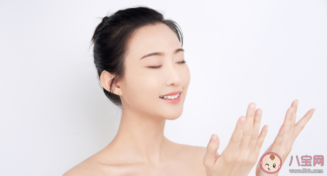 化妆卡粉严重是皮肤缺水吗 化妆卡粉浮粉的原因是什么