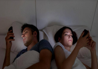 有什么情况能改变晚上刷手机的习惯 关闭手机睡觉真的很难吗