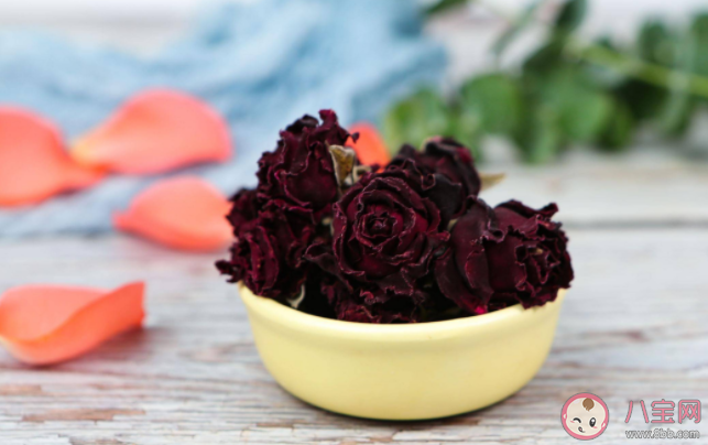红玫瑰与白玫瑰效果有什么不同 玫瑰花怎么正确冲泡