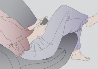 90后女生长期跷二郎腿致两腿长短不一 跷二郎腿会有哪些危害