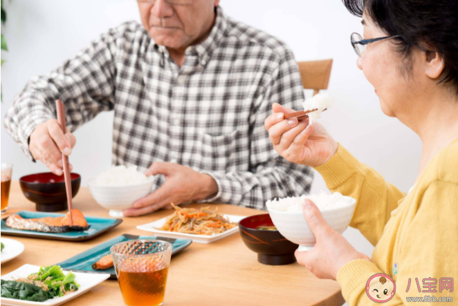 边吃饭边喝水到底好不好 哪些人群要格外注意