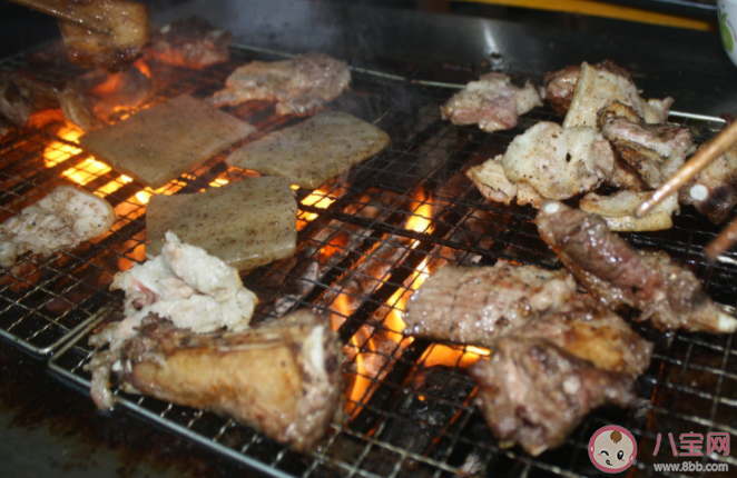 户外烧烤为了生火更快直接把液体酒精倒在木炭上可行吗 蚂蚁庄园3月27日正确答案