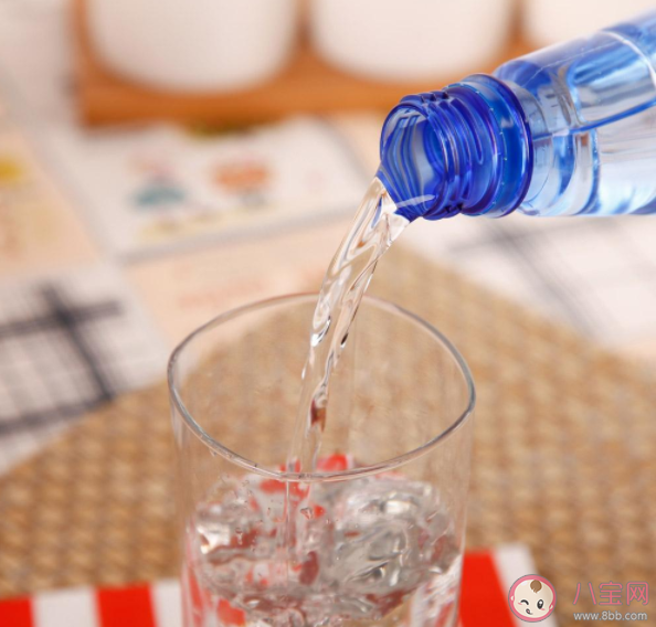 央视曝光碱性水营销乱象 弱碱性水有利健康吗