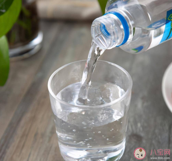 央视曝光碱性水营销乱象 弱碱性水有利健康吗