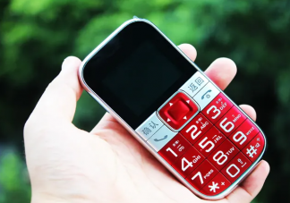 长辈真的只能用老年机吗 你觉得智能机对父母友好吗