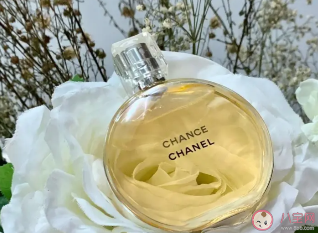 该闻过香水的前中后调后再选购吗 怎样挑选合适的香水